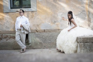 Yeni evli çift rustik duvarının yakınında