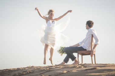 Sahilde oturan Çift 