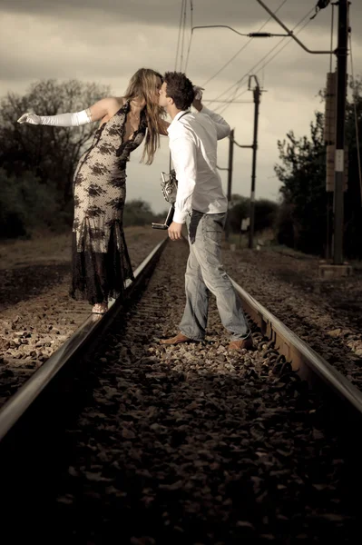 Casal em trilhos de trem — Fotografia de Stock