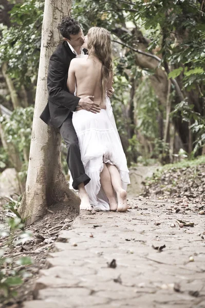 Casal sexy no amor na floresta — Fotografia de Stock