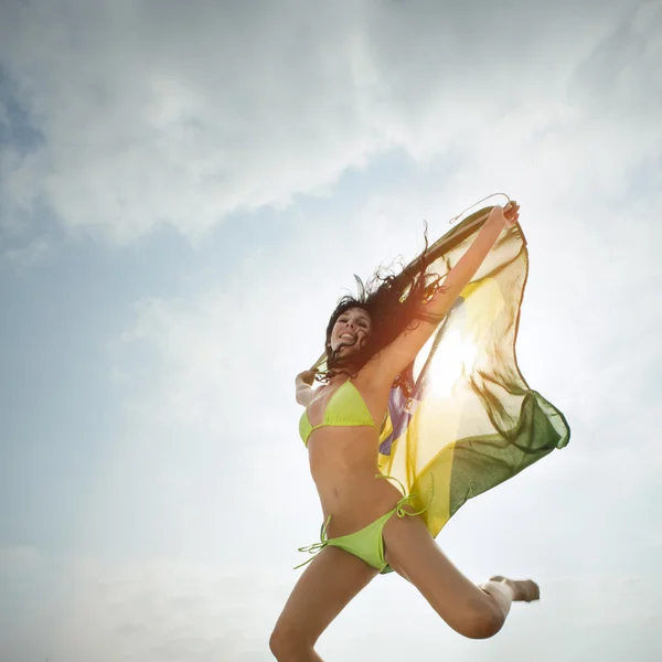 Jonge vrouw met de vlag van Brazilië — Stockfoto