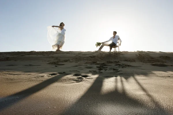 Paret sitter på stranden — Stockfoto