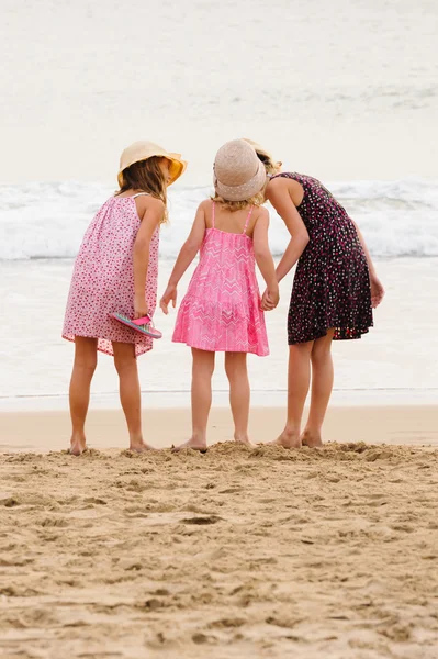 Sisters standing on sea shore — Stock Photo, Image