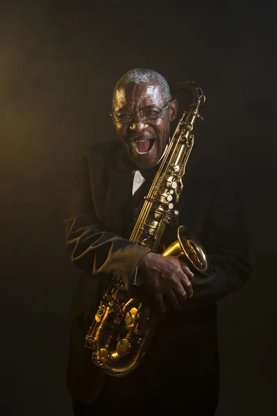 Saxofonist mit Halteinstrument — Stockfoto