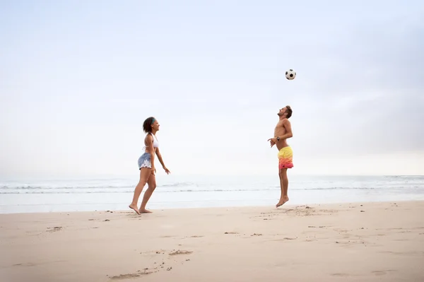 Uomo e donna che giocano a calcio — Foto Stock