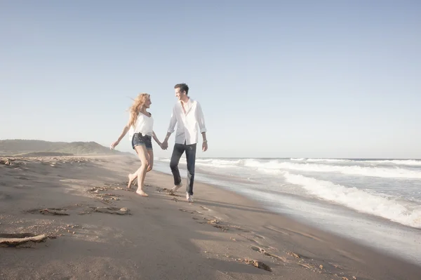 Couple marchant sur la plage — Photo