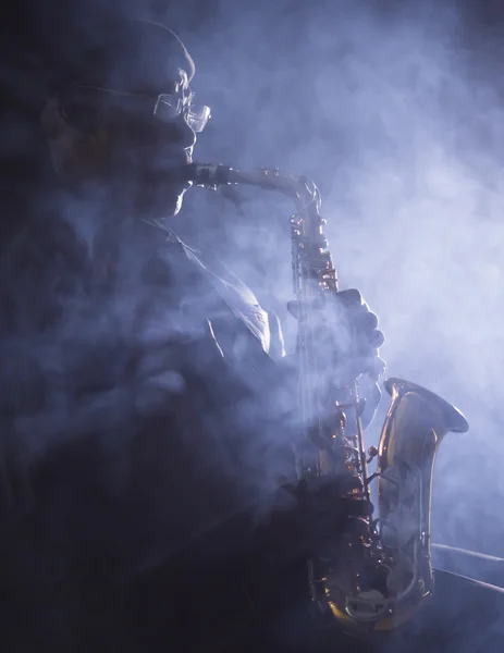 Müzisyen oynarken saksafon — Stok fotoğraf