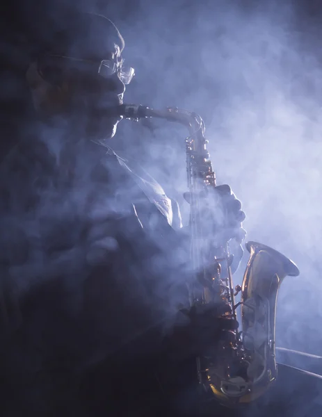 Musicien jouant du saxophone — Photo