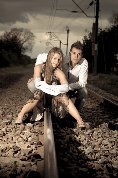 Paar auf Bahngleisen — Stockfoto