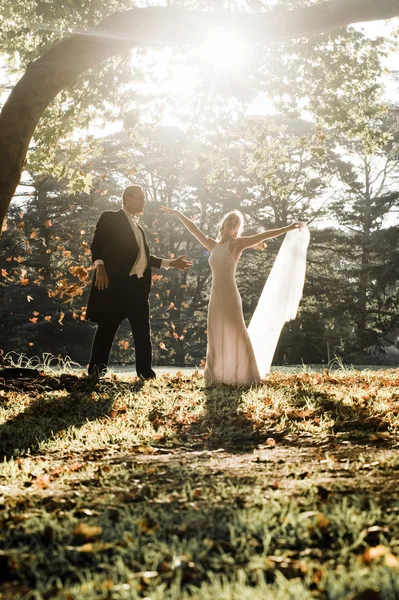 Novia y novio bailando en el bosque —  Fotos de Stock