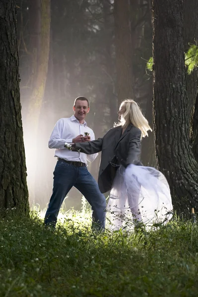 Casal apaixonado na floresta — Fotografia de Stock