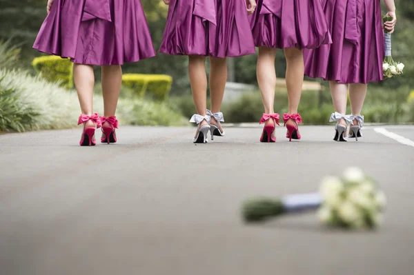 Novias criadas pies caminando en la calle — Foto de Stock