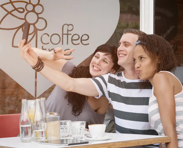 Freunde sitzen im Café — Stockfoto