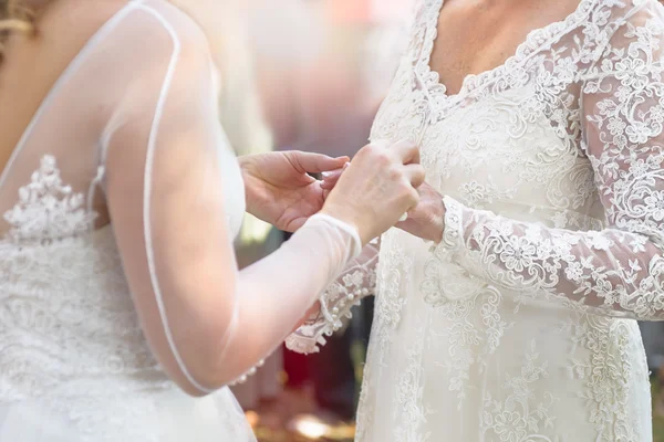 Noiva lésbica coloca anel no dedo — Fotografia de Stock