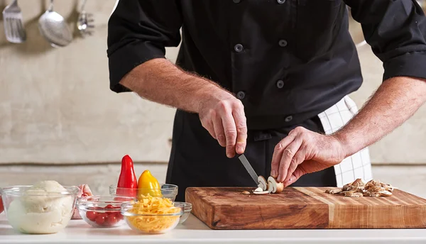 Chef taglio funghi — Foto Stock