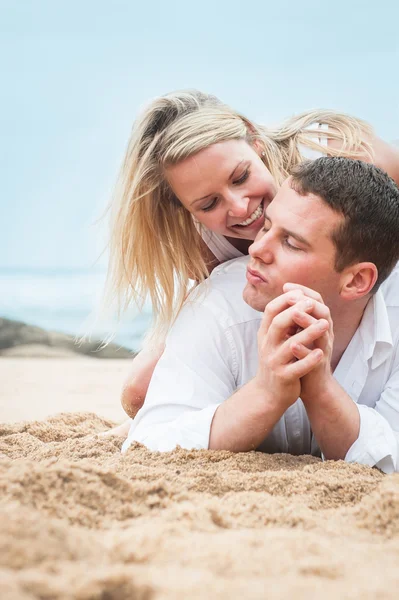 Couple in love on beach — Stock Photo, Image