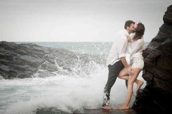 Paar verliefd op strand — Stockfoto