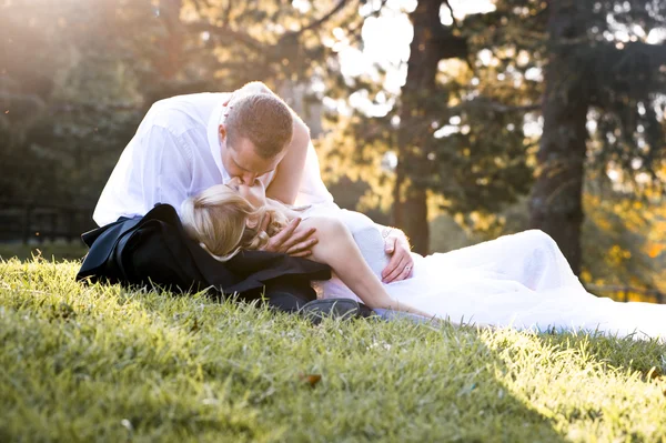 Recién casada pareja besándose —  Fotos de Stock