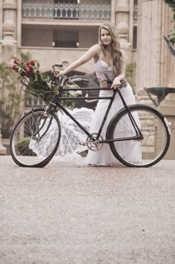 retro bisiklet ile eski moda gelin