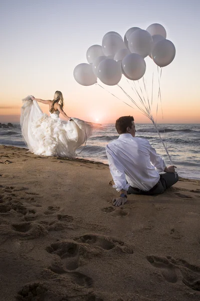 Coppia con palloncini sulla spiaggia — Foto Stock