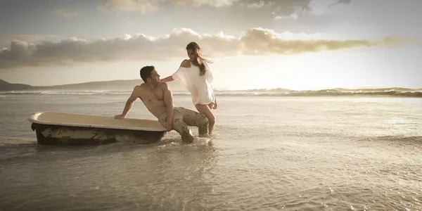 Casal na praia com banho velho — Fotografia de Stock