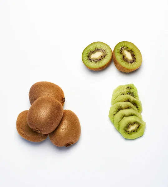 Frutos y rodajas de kiwi — Foto de Stock