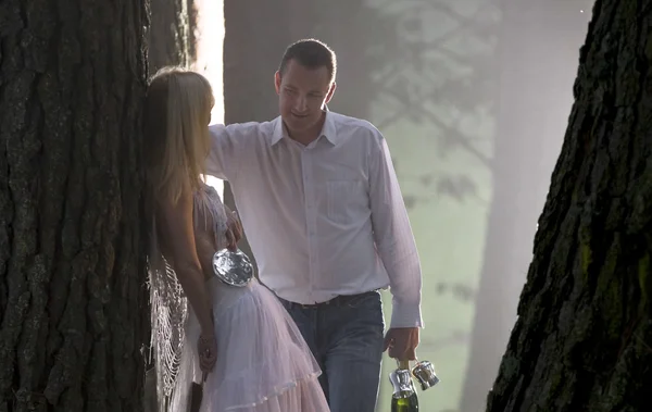 Couple in love in forest — Stock Photo, Image