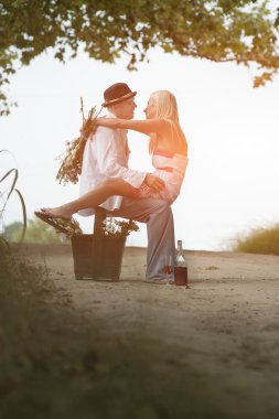 Çift romantik vakit geçiriyor