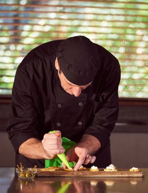 Şef kanepeler hazırlanıyor 