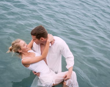 Genç çift ayakta su