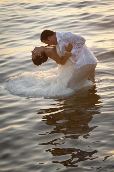 Newlywed pár táncol a víz — Stock Fotó