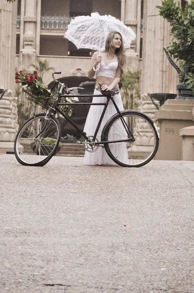 Oude ouderwetse bruid met retro fiets — Stockfoto