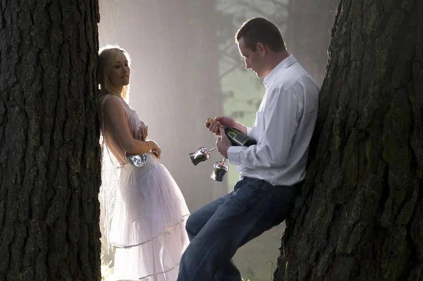 Casal apaixonado na floresta — Fotografia de Stock