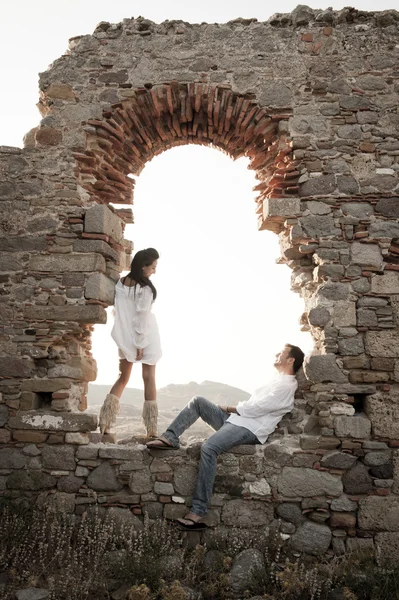Couple sous arche en pierre — Photo