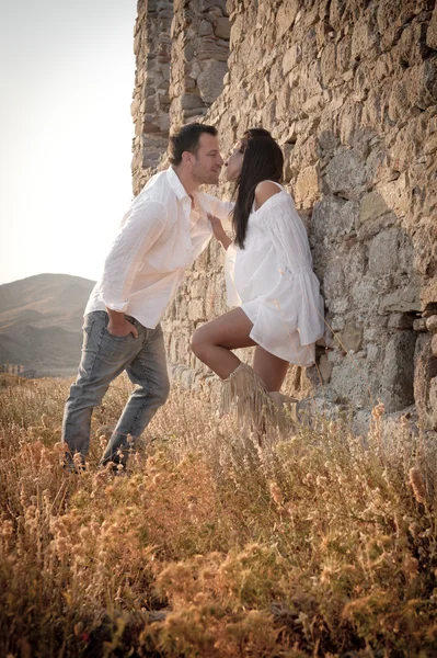 Hermosa pareja en edificio apedreado —  Fotos de Stock