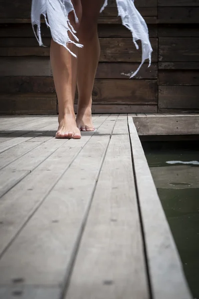 在游泳池旁边的女人的腿 — 图库照片