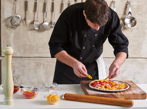Chef preparando pizza — Fotografia de Stock