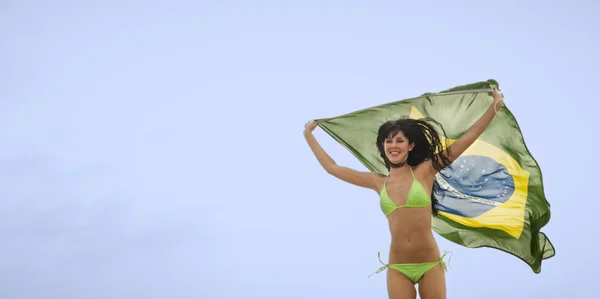 Mujer joven con bandera de Brasil — Foto de Stock