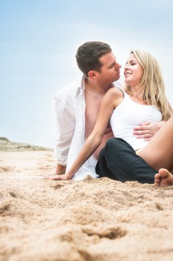 Sahilde aşık Çift