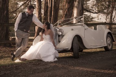 Gelin ve damat, eski model araba