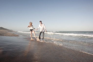 Kumsalda yürüyen çift. 