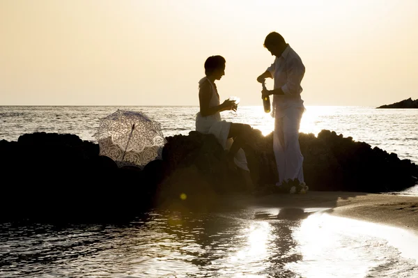 Pareja disfrutando del vino — Foto de Stock