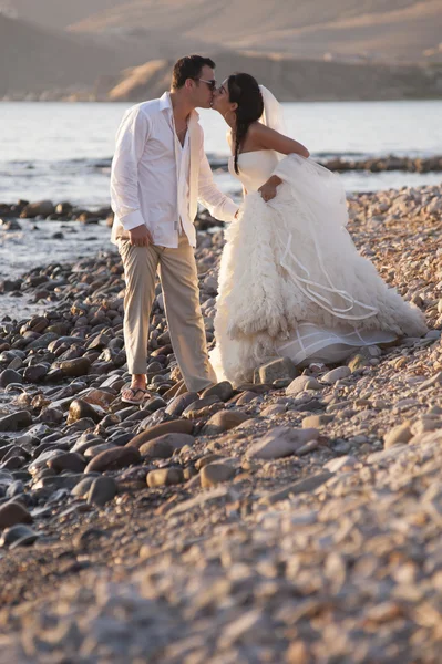 Casal recém-casado beijando — Fotografia de Stock