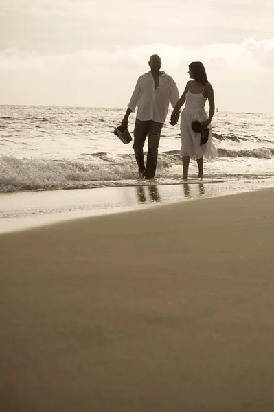 Casal indiano andando na praia — Fotografia de Stock