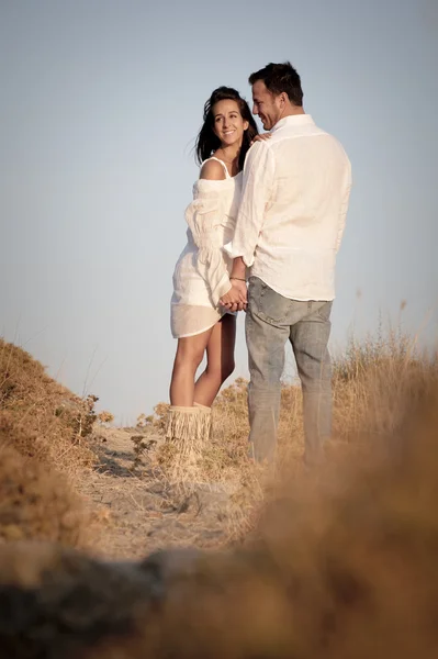 Hermosa pareja en el campo — Foto de Stock