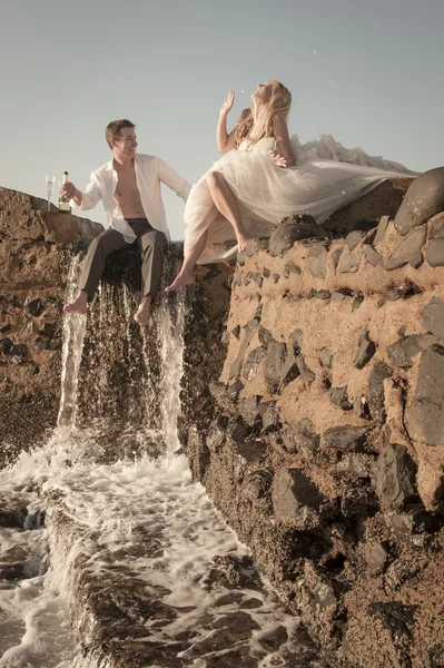 Casal sentado na cachoeira rochosa — Fotografia de Stock