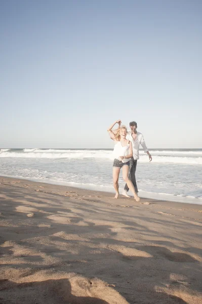 Cuplu de mers pe jos pe plajă — Fotografie, imagine de stoc