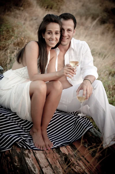 Casal desfrutando de vinho no piquenique — Fotografia de Stock