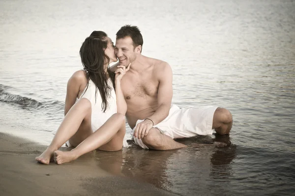 Couple amoureux sur le littoral — Photo