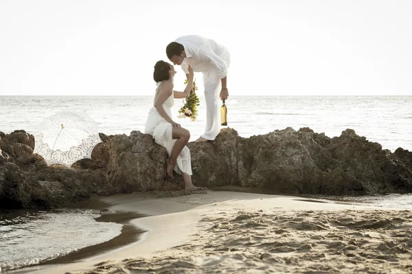 Pár na romantické rande na pláži — Stock fotografie